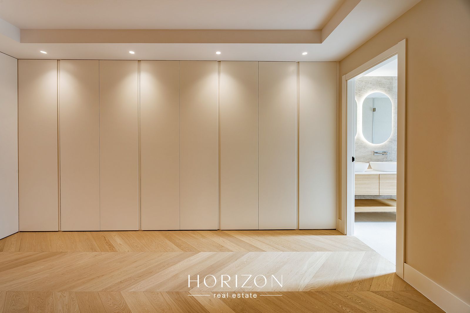 Wardrobe wall leading to the en-suite