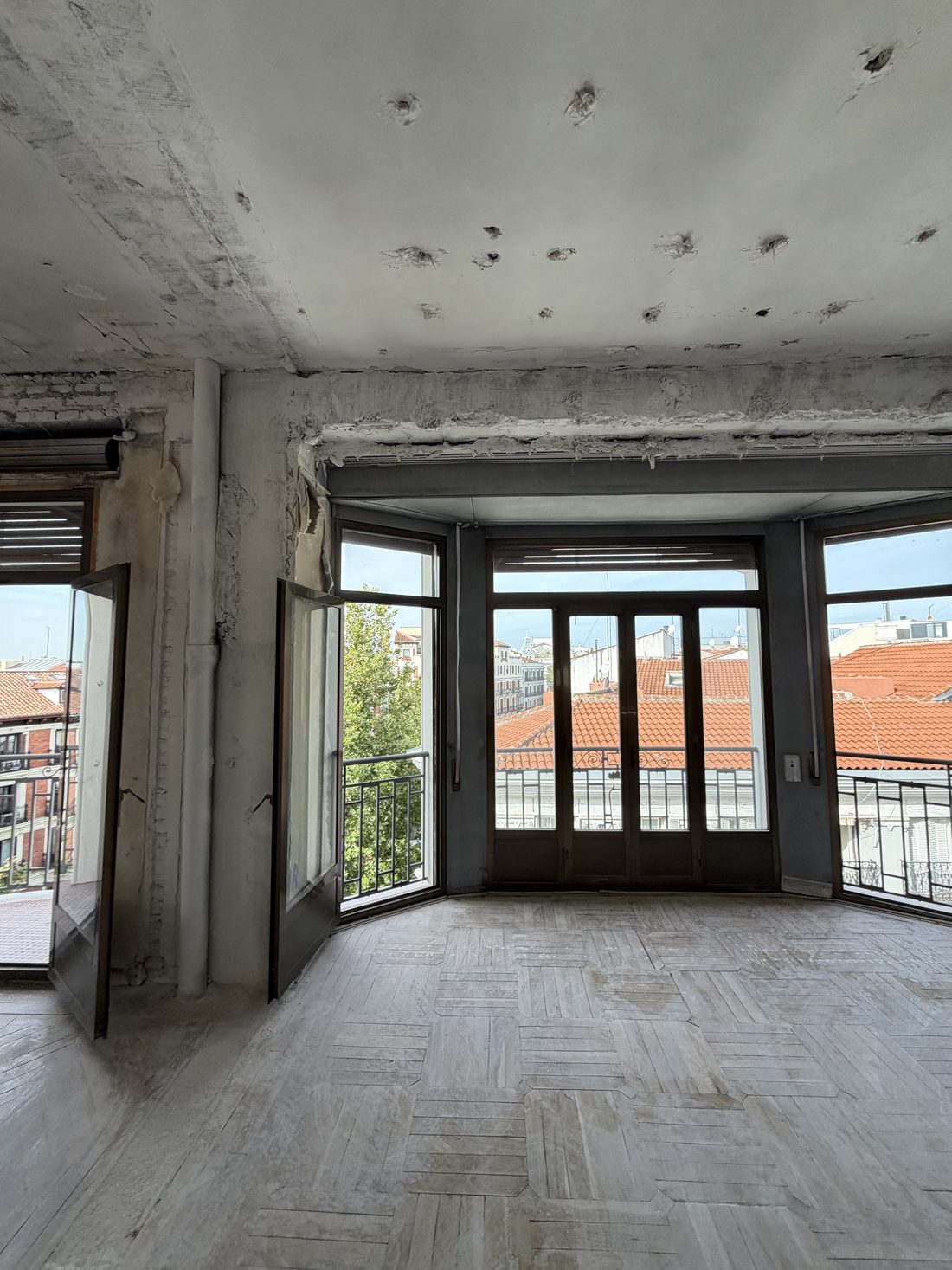 Main room with bay window, ready to renovate