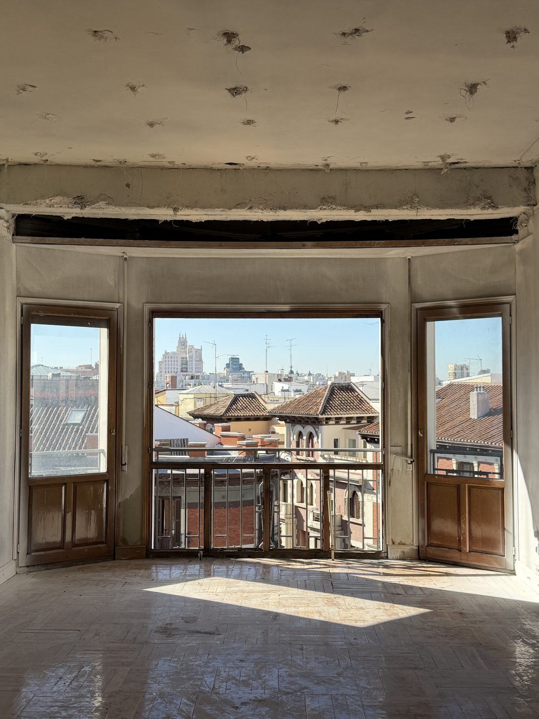 Bay window with views over the rooftops toward Gran Vía
