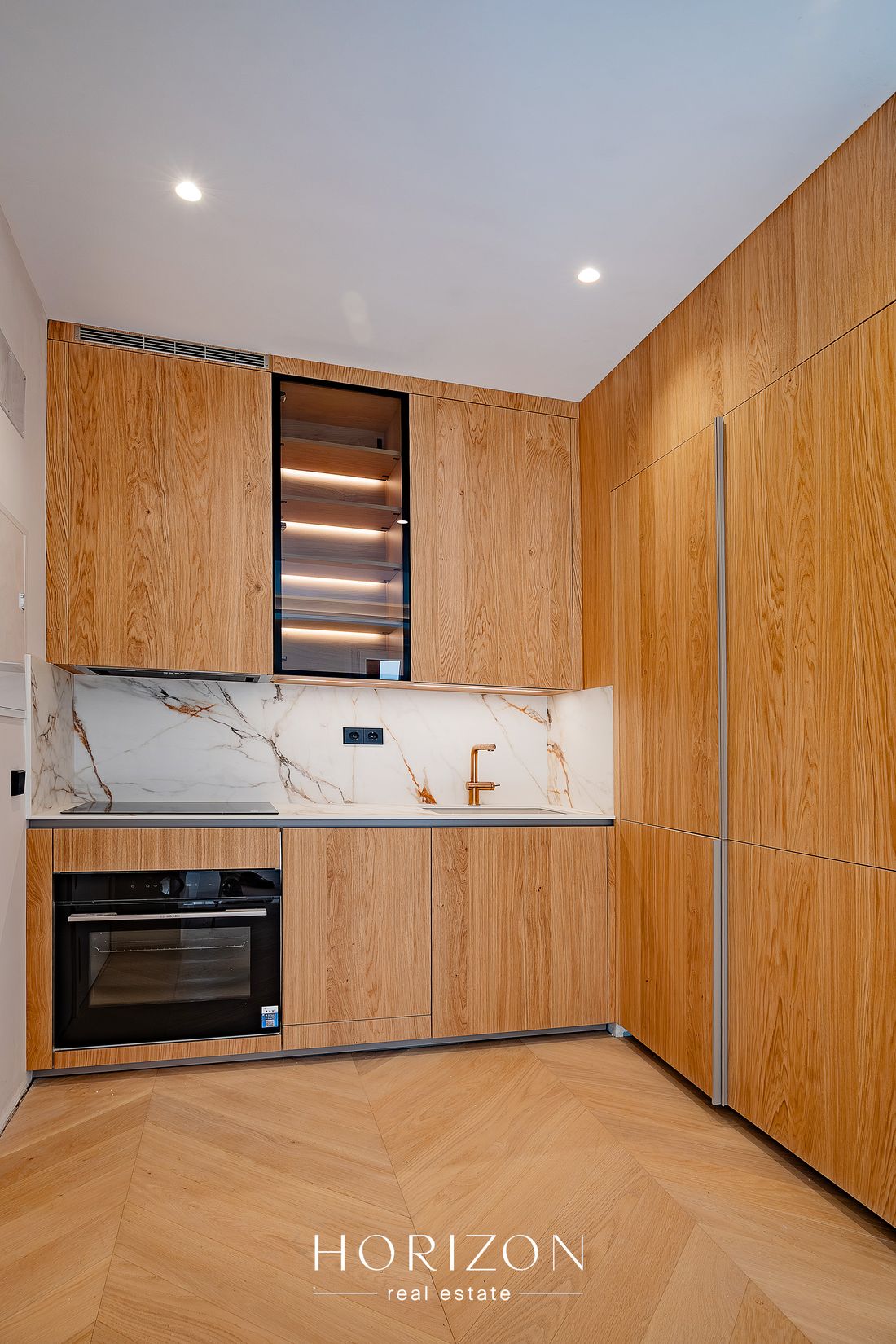 Oak kitchen with marble-effect backsplash