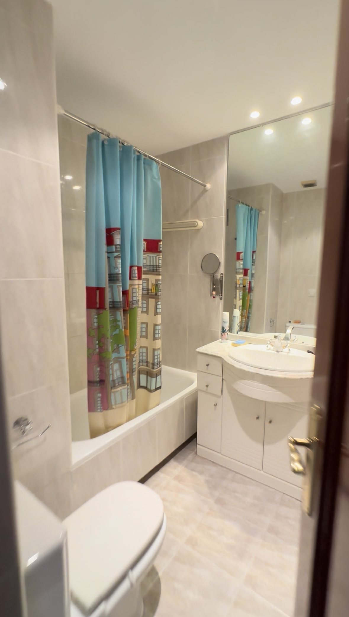 Bathroom with bathtub before renovation